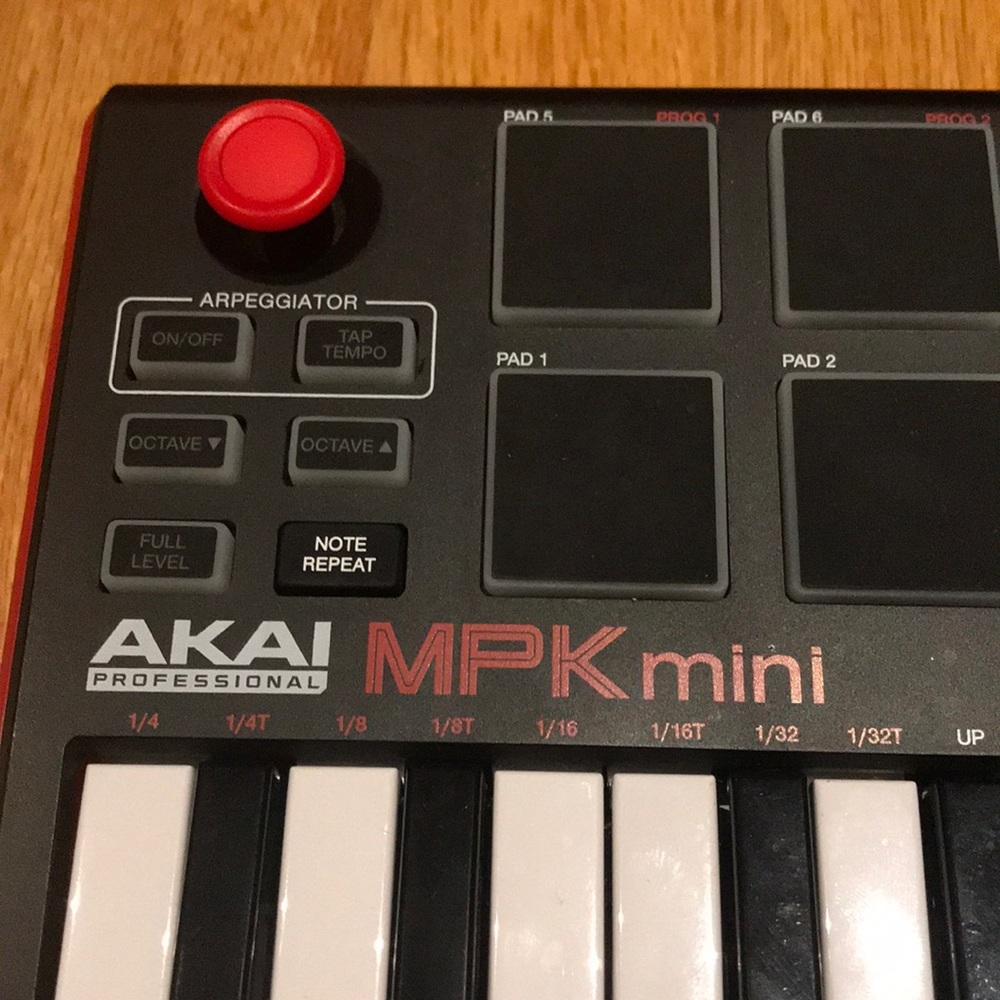 AKAI MPK Mini Keyboard - Picture 3 of 3